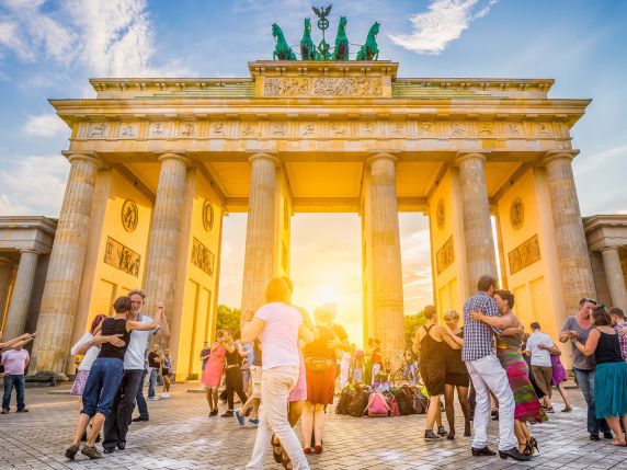 كيف تجد شركة Ausbildung ترسل لك عقدًا وأنت خارج ألمانيا؟ (2025)